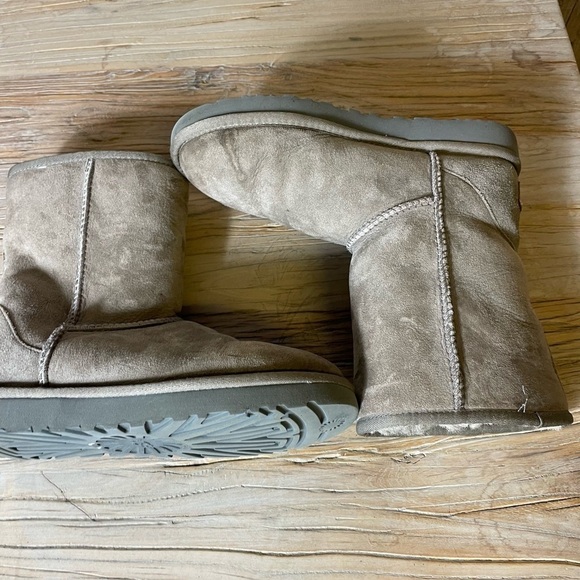 UGG Classic Short II - Picture 8 of 8